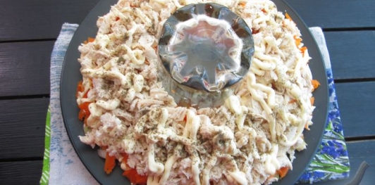 Фото приготовления рецепта: Слоёный салат с курицей, картофелем и орехами - шаг №15