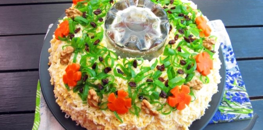 Фото приготовления рецепта: Слоёный салат с курицей, картофелем и орехами - шаг №21