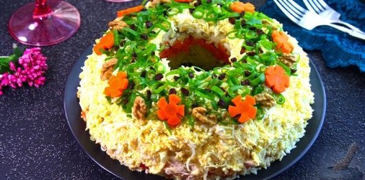 Фото приготовления рецепта: Слоёный салат с курицей, картофелем и орехами - шаг №24