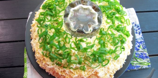 Фото приготовления рецепта: Слоёный салат с курицей, картофелем и орехами - шаг №20