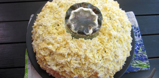 Фото приготовления рецепта: Слоёный салат с курицей, картофелем и орехами - шаг №19