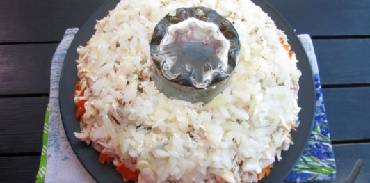 Фото приготовления рецепта: Слоёный салат с курицей, картофелем и орехами - шаг №16