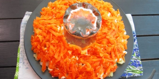 Фото приготовления рецепта: Слоёный салат с курицей, картофелем и орехами - шаг №11