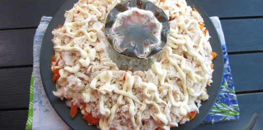 Фото приготовления рецепта: Слоёный салат с курицей, картофелем и орехами - шаг №14