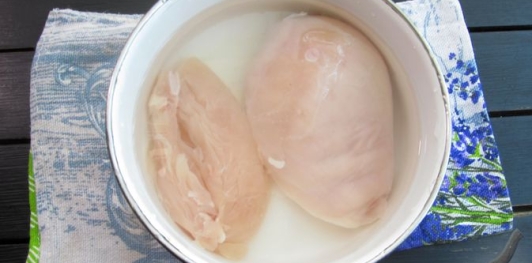 Фото приготовления рецепта: Слоёный салат с курицей, картофелем и орехами - шаг №4