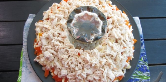 Фото приготовления рецепта: Слоёный салат с курицей, картофелем и орехами - шаг №13