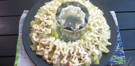 Фото приготовления рецепта: Слоёный салат с курицей, картофелем и орехами - шаг №10