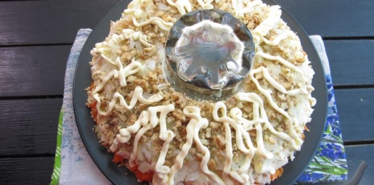 Фото приготовления рецепта: Слоёный салат с курицей, картофелем и орехами - шаг №18