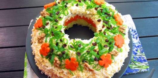 Фото приготовления рецепта: Слоёный салат с курицей, картофелем и орехами - шаг №22