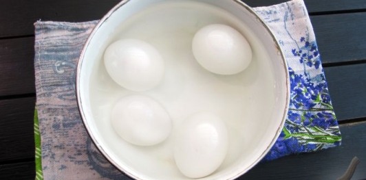 Фото приготовления рецепта: Слоёный салат с курицей, картофелем и орехами - шаг №3