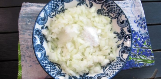 Фото приготовления рецепта: Слоёный салат с курицей, картофелем и орехами - шаг №6