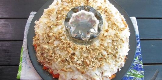 Фото приготовления рецепта: Слоёный салат с курицей, картофелем и орехами - шаг №17