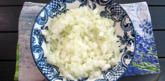 Фото приготовления рецепта: Слоёный салат с курицей, картофелем и орехами - шаг №5