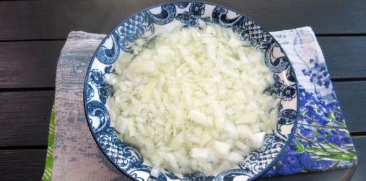 Фото приготовления рецепта: Слоёный салат с курицей, картофелем и орехами - шаг №7