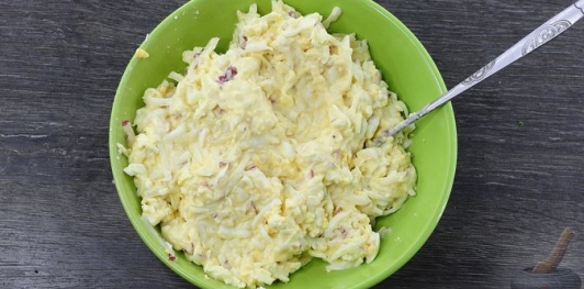 Фото приготовления рецепта: Слоёный салат с огурцами, редиской и плавленым сыром - шаг №11