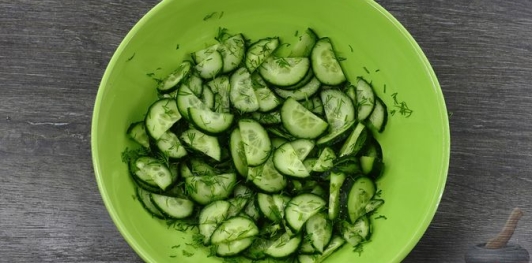 Фото приготовления рецепта: Слоёный салат с огурцами, редиской и плавленым сыром - шаг №6