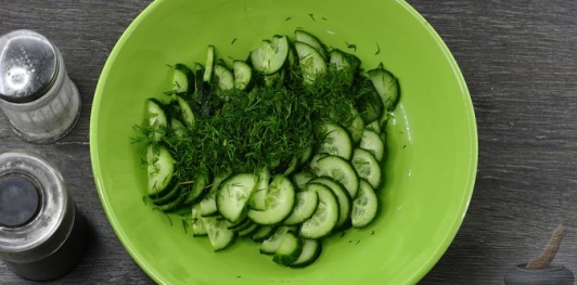 Фото приготовления рецепта: Слоёный салат с огурцами, редиской и плавленым сыром - шаг №5