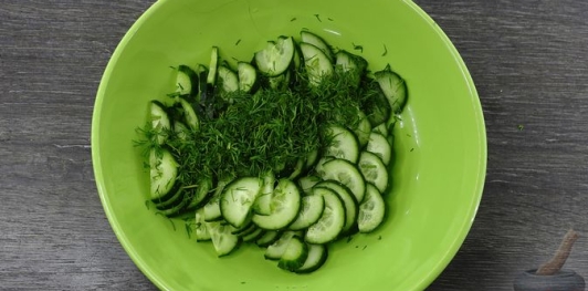 Фото приготовления рецепта: Слоёный салат с огурцами, редиской и плавленым сыром - шаг №4