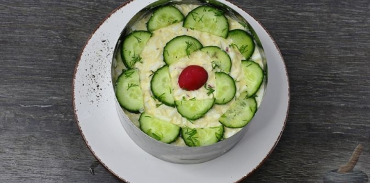 Фото приготовления рецепта: Слоёный салат с огурцами, редиской и плавленым сыром - шаг №16