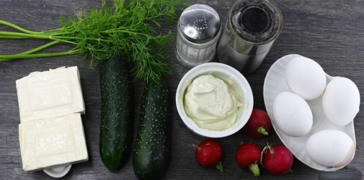 Фото приготовления рецепта: Слоёный салат с огурцами, редиской и плавленым сыром - шаг №1