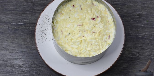 Фото приготовления рецепта: Слоёный салат с огурцами, редиской и плавленым сыром - шаг №15