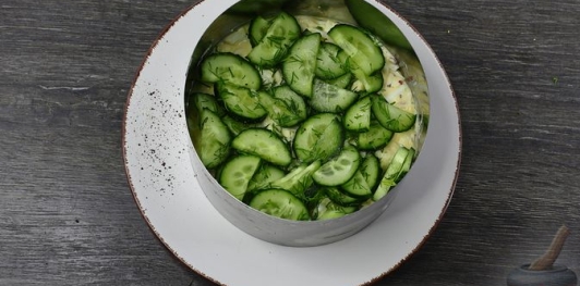 Фото приготовления рецепта: Слоёный салат с огурцами, редиской и плавленым сыром - шаг №14