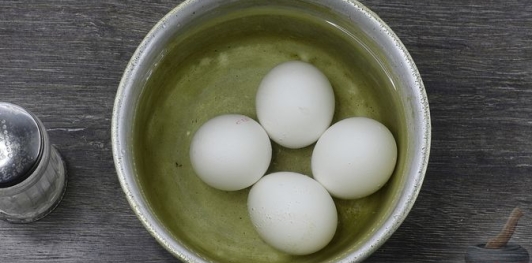 Фото приготовления рецепта: Слоёный салат с огурцами, редиской и плавленым сыром - шаг №2