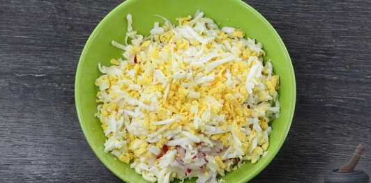 Фото приготовления рецепта: Слоёный салат с огурцами, редиской и плавленым сыром - шаг №9