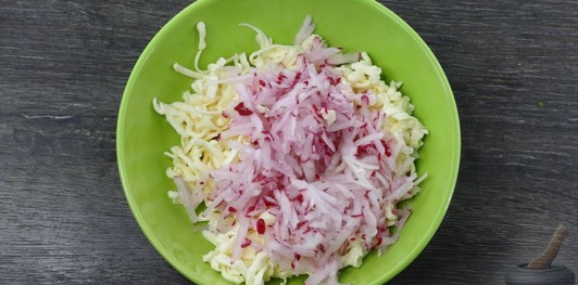 Фото приготовления рецепта: Слоёный салат с огурцами, редиской и плавленым сыром - шаг №8