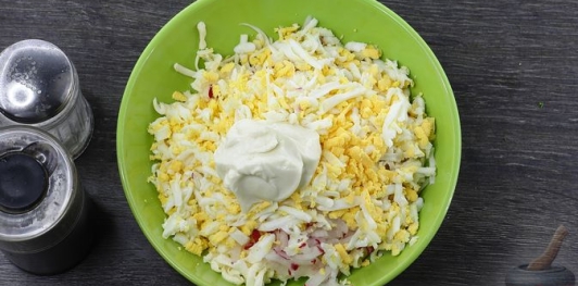 Фото приготовления рецепта: Слоёный салат с огурцами, редиской и плавленым сыром - шаг №10