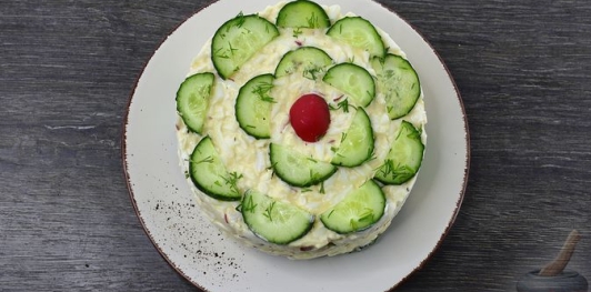 Фото приготовления рецепта: Слоёный салат с огурцами, редиской и плавленым сыром - шаг №18