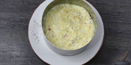 Фото приготовления рецепта: Слоёный салат с огурцами, редиской и плавленым сыром - шаг №13