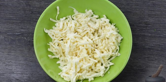 Фото приготовления рецепта: Слоёный салат с огурцами, редиской и плавленым сыром - шаг №7