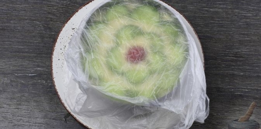 Фото приготовления рецепта: Слоёный салат с огурцами, редиской и плавленым сыром - шаг №17