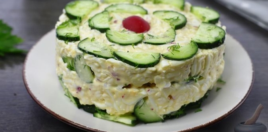 Фото приготовления рецепта: Слоёный салат с огурцами, редиской и плавленым сыром - шаг №19