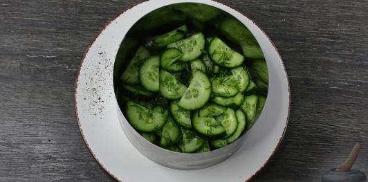 Фото приготовления рецепта: Слоёный салат с огурцами, редиской и плавленым сыром - шаг №12