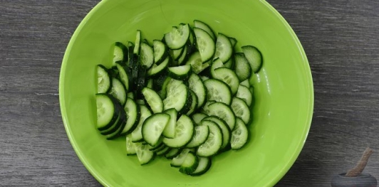 Фото приготовления рецепта: Слоёный салат с огурцами, редиской и плавленым сыром - шаг №3