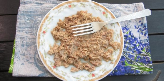 Фото приготовления рецепта: Слоёный салат с печенью трески - шаг №6