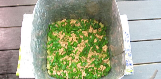 Фото приготовления рецепта: Слоёный салат с печенью трески - шаг №8