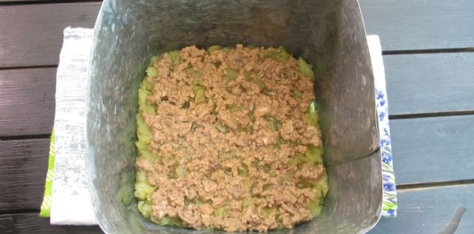 Фото приготовления рецепта: Слоёный салат с печенью трески - шаг №7