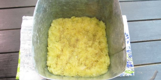 Фото приготовления рецепта: Слоёный салат с печенью трески - шаг №5