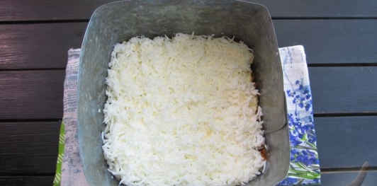 Фото приготовления рецепта: Слоёный салат с печенью трески - шаг №13