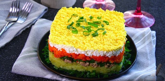 Фото приготовления рецепта: Слоёный салат с печенью трески - шаг №17