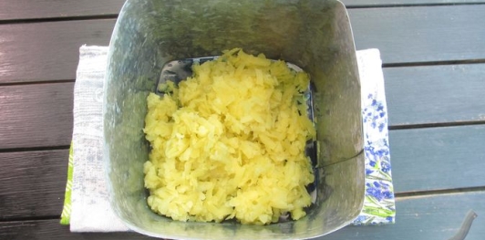 Фото приготовления рецепта: Слоёный салат с печенью трески - шаг №4