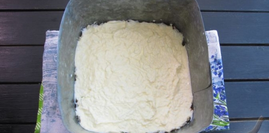 Фото приготовления рецепта: Слоёный салат с печенью трески - шаг №14