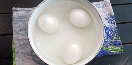 Фото приготовления рецепта: Слоёный салат с печенью трески - шаг №3