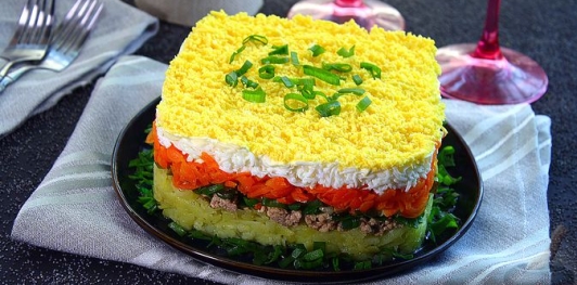 Фото приготовления рецепта: Слоёный салат с печенью трески - шаг №16