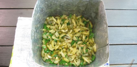 Фото приготовления рецепта: Слоёный салат с печенью трески - шаг №9