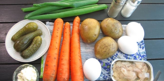 Фото приготовления рецепта: Слоёный салат с печенью трески - шаг №1