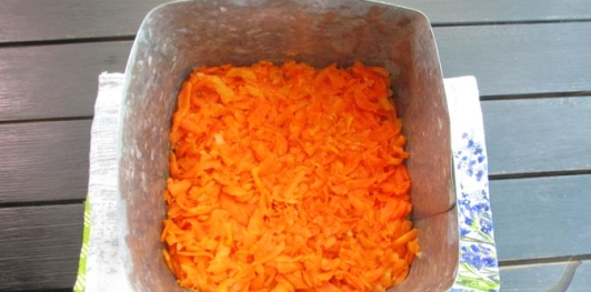 Фото приготовления рецепта: Слоёный салат с печенью трески - шаг №11